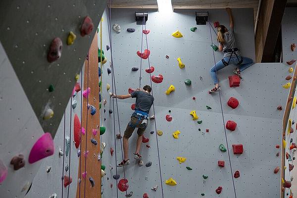 Two students climbing the WWU 攀岩墙.